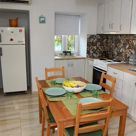 Kampos Family Garden بيت للعطل باتسي
